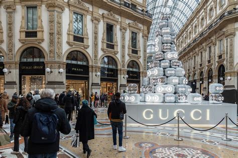 albero di natale gucci milano 2023|Milano, Gucci non pulirà l'albero imbrattato da Ultima  .